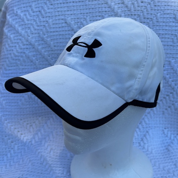 Under armor white and black adjustable hat - Picture 2 of 8